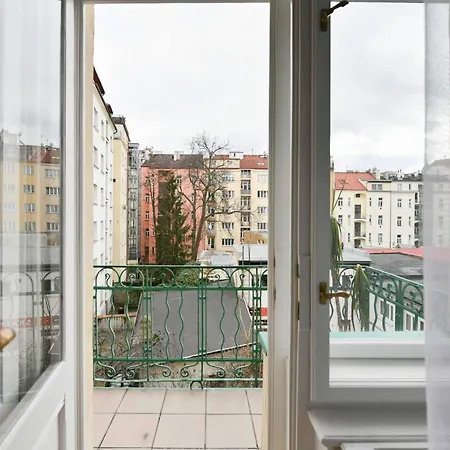 Vinohrady Retreat 2bdr Daire *